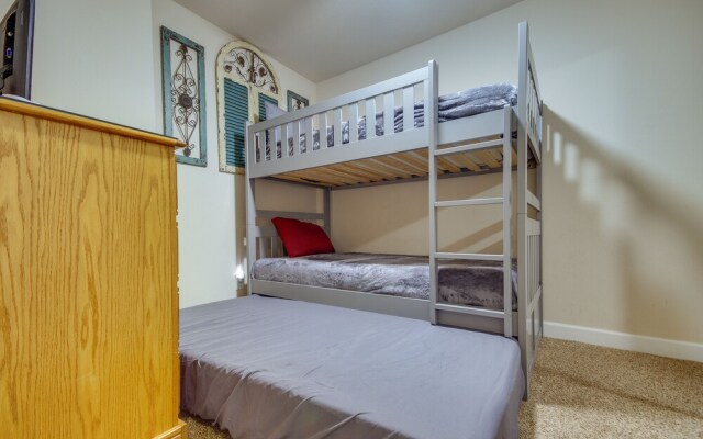 Lakefront Osage Beach Condo: Balcony & Pool Access