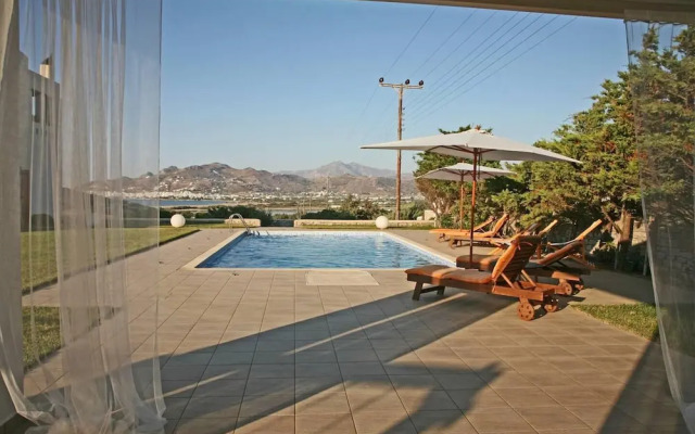 Beautiful 4-bed House With Private Pool in Naxos
