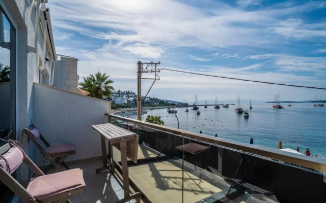 Seafront Flat With Fascinating Sea View in Bodrum