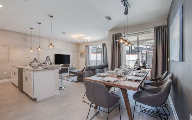 4 Bedroom Town Home with Pool