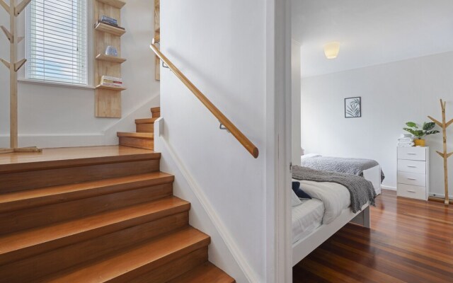 Amazing Home By Beach - Aircon-ed