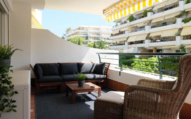 luxury modern apartment with terrace, pool and garage!