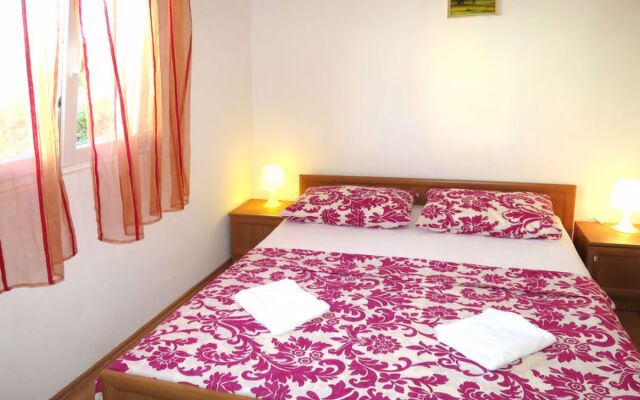 Apartment Klarić Ammoudi 26101