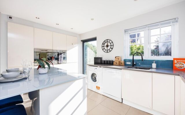 Large 4 Bed Townhouse in Uxbridge Sleeps 9