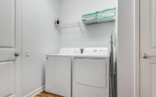 Cozy Condo W/private Balcony Steps to Conv. Ctr