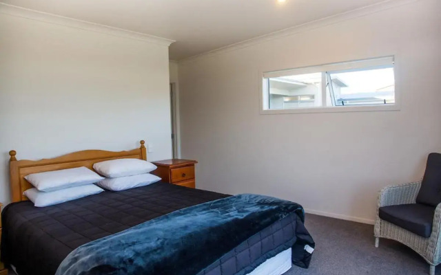 Waterfront Wonder - Matarangi Holiday Home