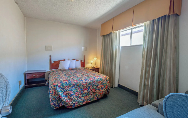 Royal Holiday Motel By Belvilla Gallup I-40