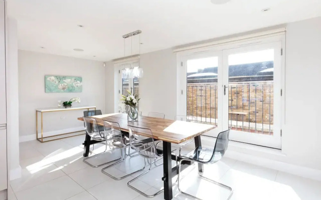 Luxurious Central Windsor Town House