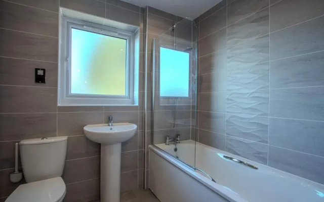 Modern 2-bed House In Swinton - Private Parking