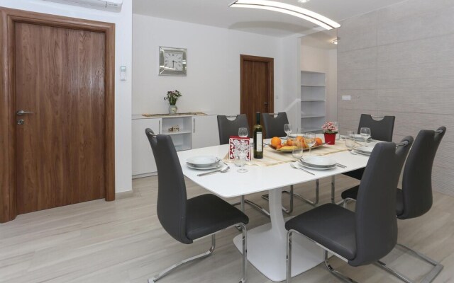 Stunning Home in Kastel Stafilic With Wifi and 6 Bedrooms