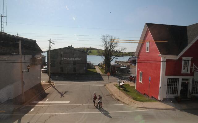 Smugglers Cove Inn