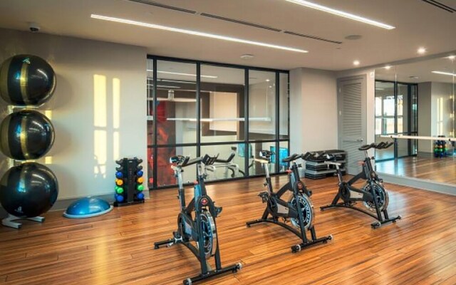 Rooftop Pool with Views-King Beds-Parking 1123
