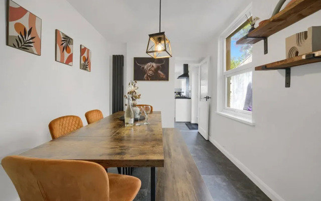Central Chic - Huge Home - Free Wifi