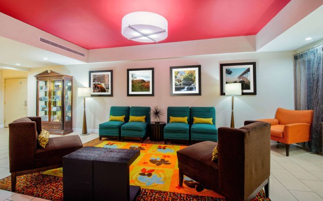 La Quinta Inn & Suites by Wyndham Elkview - Charleston NE