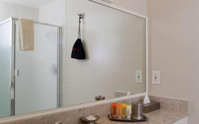 Red Cottage Inn & Suites