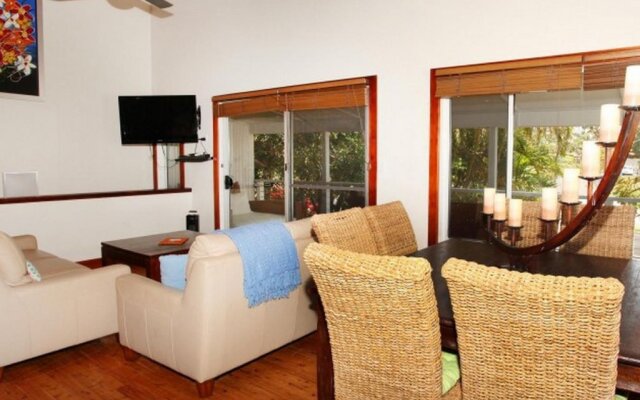 Mayfield 23 Holiday House