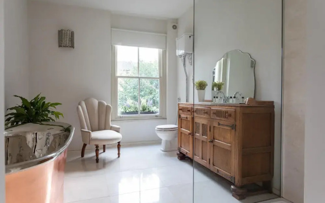 Macfarlane Road II by Onefinestay