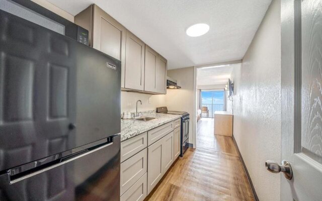 Ramada by Wyndham Panama City Beach / Beachfront