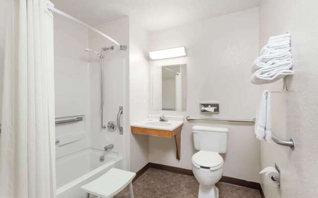 Super 8 by Wyndham Sidney NY