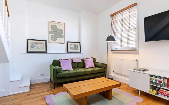 Stylish Chelsea Flat With Luxe Comfort & Charm