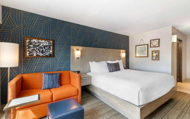 Best Western Plus Landmark Inn