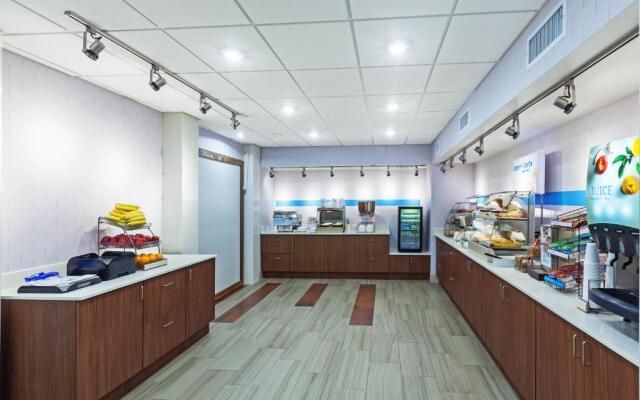 Holiday Inn Express Hotel & Suites Dallas Lewisville by IHG