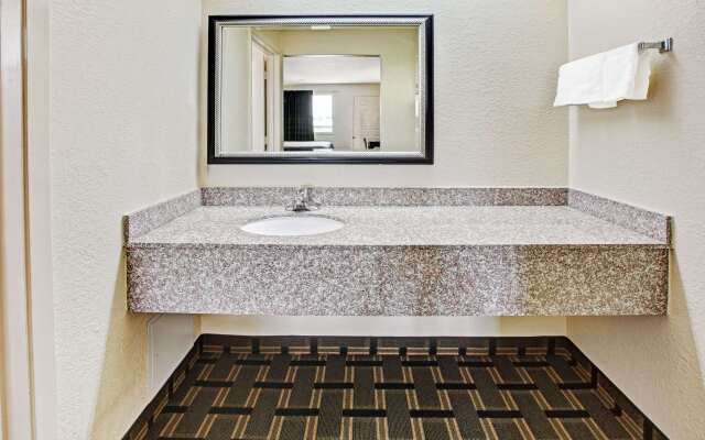 Super 8 by Wyndham Baytown / I-10