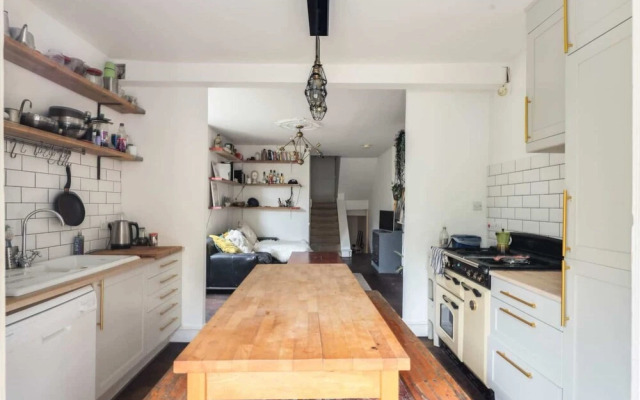 Gorgeous and Vibrant 3 Bedroom Apartment in London
