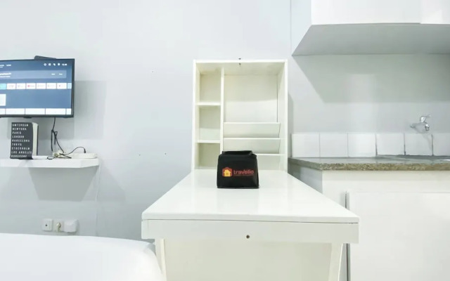 Stunning and Comfy Studio at Green Bay Pluit Apartment