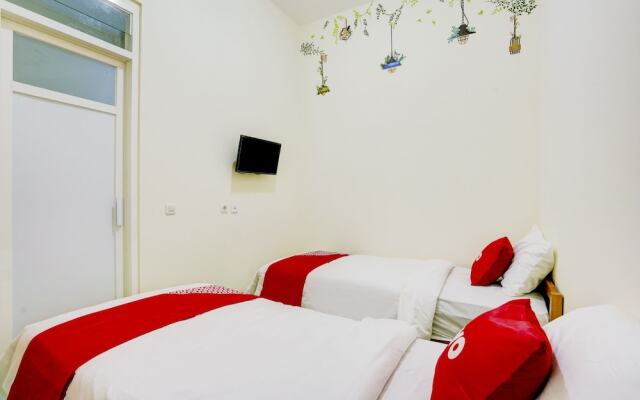 Innapp Tenggilis Family Residence by OYO Rooms