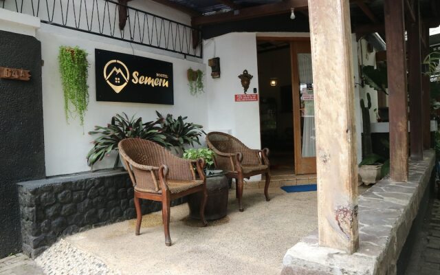 Semeru Hostel Malang - Adults Only
