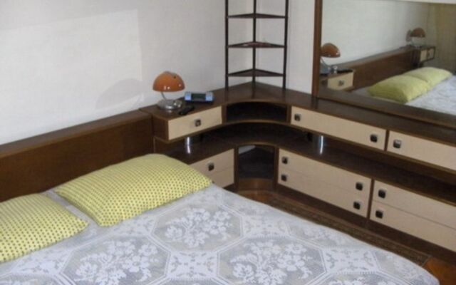 Apartment & Rooms House with Garden