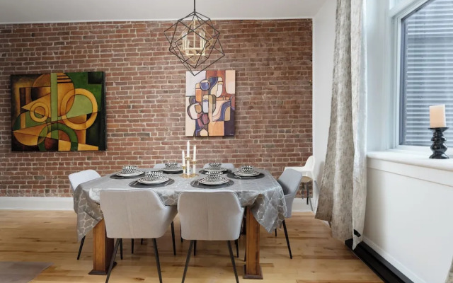 Downtown Luxe - Parking, Metro, King Bed, Sleeps 6