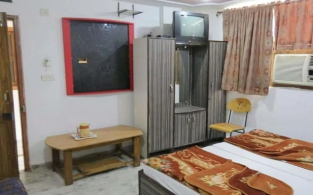 SPOT ON 37708 Hotel Royal Star