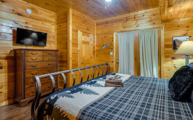 Gatlinburg Getaway: Private Hot Tub & Fireplace!
