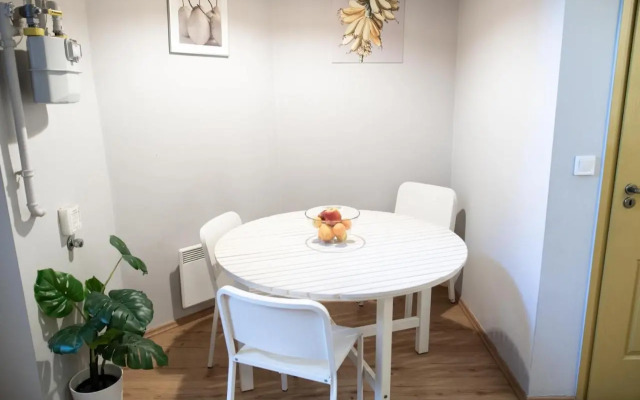 KLAU10 Studio Apartment In Party District.