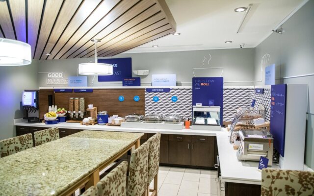 Holiday Inn Express & Suites Chicago-Libertyville by IHG