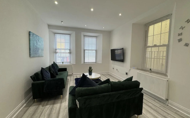 Gorgeous Spacious Apartment With Sea View