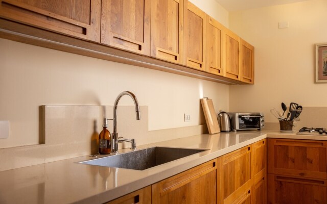 Modern & Stylish 3BR Apt With Balcony