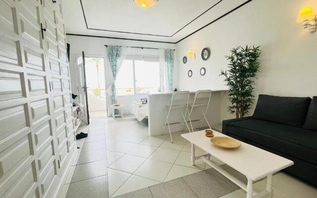 Studio sea front view & pool