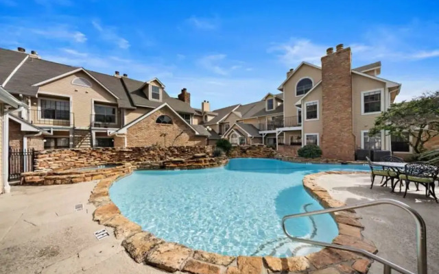 Upscale 1BR Condo in Med Center