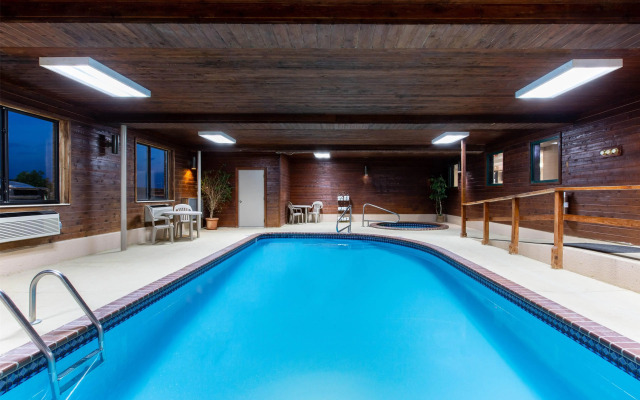 Super 8 by Wyndham Salina I-70