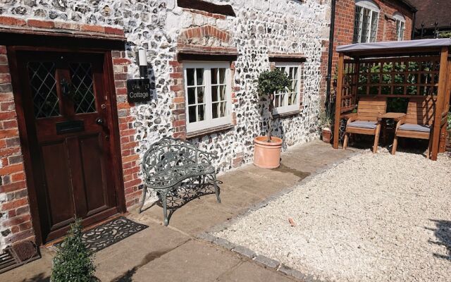 Charming 17th Century 2-bed Cottage in Medmenham