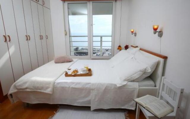 Split on the beach, 2 floors & wide terrace