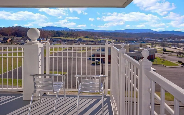 Holiday Inn Express and Suites Pigeon Forge Sevierville by IHG