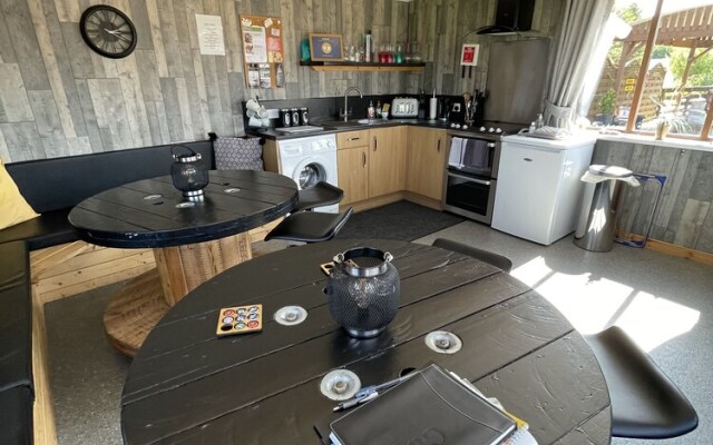 Acdc Glamping, Campervan , Caravan and Tent Resort