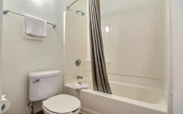 Motel 6 Oakland, CA - Embarcadero