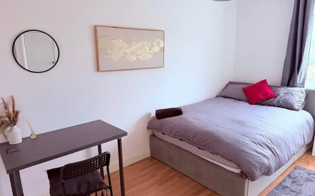 Cosy 2 Bedroom Apartment by Airport & Town Centre