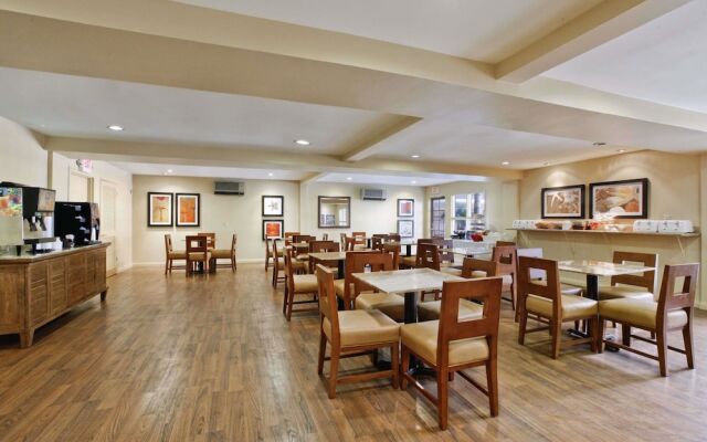Days Inn & Suites by Wyndham San Diego Near Sea World