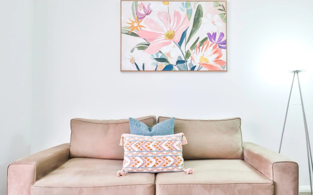 Indulge Apartments - Ontario